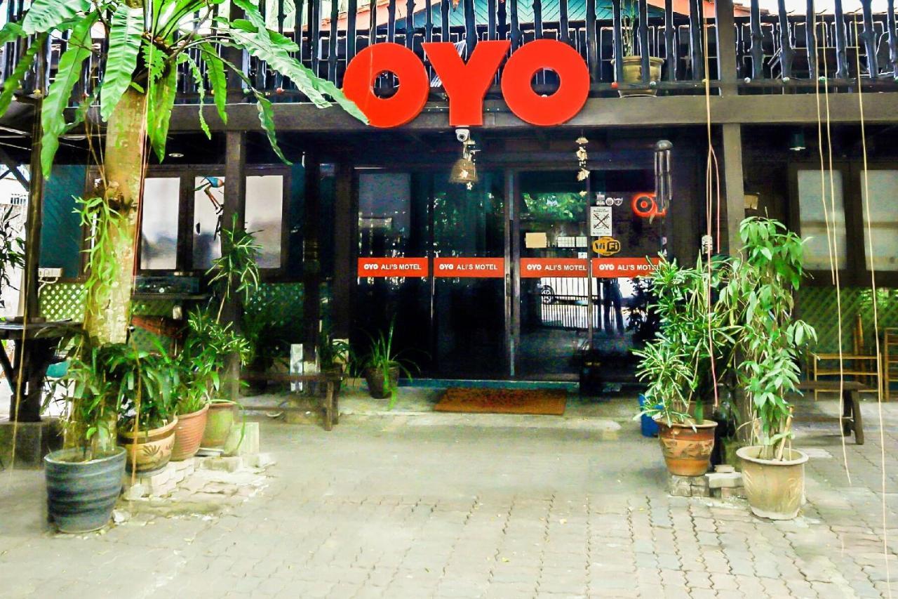 Oyo 1093 Ali'S Motel Телюк Баганг Екстер'єр фото