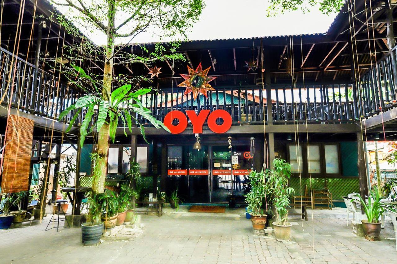 Oyo 1093 Ali'S Motel Телюк Баганг Екстер'єр фото