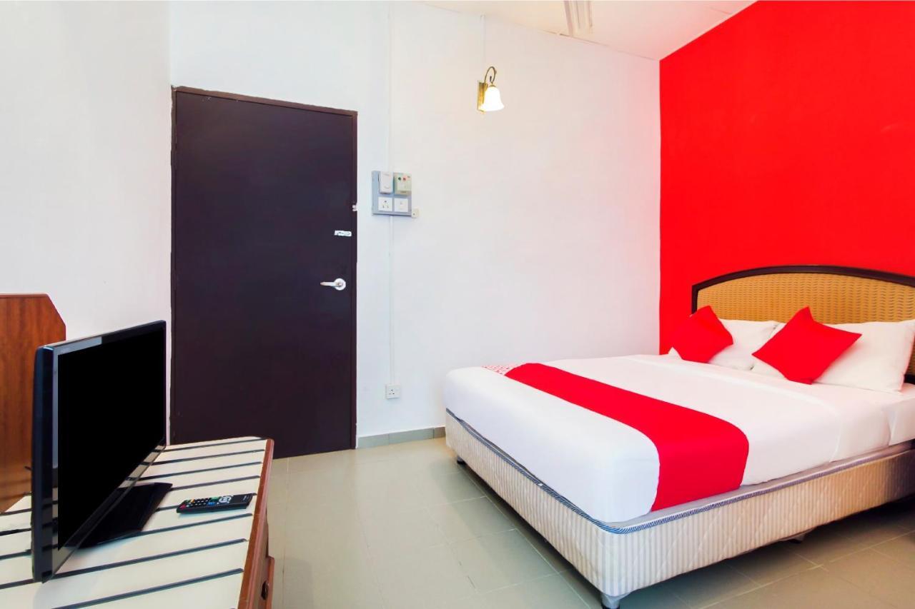 Oyo 1093 Ali'S Motel Телюк Баганг Екстер'єр фото